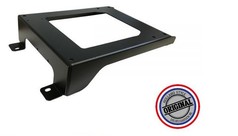 Schwarze, pulverbeschichtete tiefe Sitzkonsole von Dieselgarden mit Befestigungslchern.