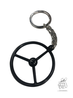 Schwarzer Lenkrad-Schlsselanhnger mit silberner Kette und Ring.