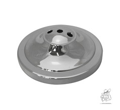 Chromfarbener Flaggenstnder mit drei Lchern fr Flaggen, auf weiem Hintergrund.