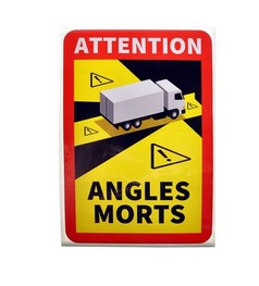 Roter Aufkleber mit gelb-schwarzem Design, zeigt einen LKW und warnt vor dem Toten Winkel. Text: ATTENTION ANGLES MORTS.