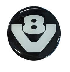 Schwarzer, runder Epoxi Nabensticker mit weiem V8-Logo.
