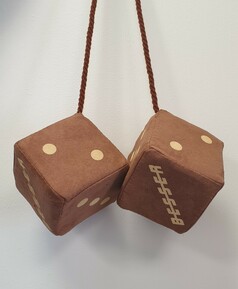 Hngende Wrfel aus dunklem braunem Alkantara-Art Material mit goldenen Punkten und 