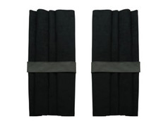 Ein Paar schwarze Bettgardinen aus Wildlederimitat mit Kunstleder-Rckhaltebndern.