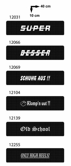 Mehrere schwarze Schmutzmatten fr den Einstieg mit weier Schrift und Motiven, wie 