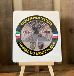 Scandi Aufkleber Tunnel Du Mont Blanc. Rundes Design mit Tunnel, Autos, italienischer/franzsischer Flagge und Ortsnamen.