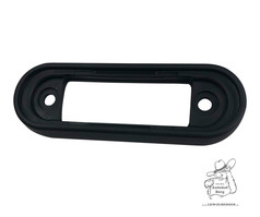 Schwarzer Ersatz Gummi, oval geformt mit rechteckiger ffnung und Befestigungslchern, passend fr LKW-Leuchten.