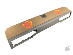 Beleuchtete goldfarbene Sonnenblendenabdeckung fr Scania NG mit zwei roten V8-Logos und grauem Unterteil.