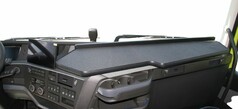 Groer, durchgehender Tisch fr Volvo FH 5 LKW-Armaturenbrett, schwarz mit strukturierter Oberflche.