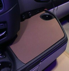 Braune Abdeckung fr kleine Ablage im Scania LKW-Innenraum, mit Becherhalter und Stromanschlssen.