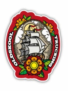 Roter Aufkleber mit Oldskool-Segelschiff-Motiv, umgeben von Blumen und dem Schriftzug "OLDSKOOL TRUCKING".