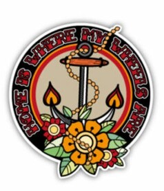 Runder, mehrfarbiger Aufkleber im Tattoo-Stil mit Anker, Blumen und dem Text "HOME IS WHERE MY WHEELS ARE".