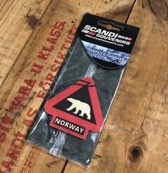 Verpackter Lufterfrischer als rotes Warndreieck mit weiem Eisbr und NORWAY. Duftrichtung WHITE SNOW.