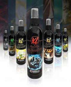 Eine Auswahl schwarzer XL Cabin Refresher Duftsprays in Pumpflaschen, jeweils mit einzigartigen Etiketten fr verschiedene Dfte.