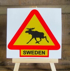 Weier Scandi Elchwarnung Aufkleber mit gelbem Dreieck, rotem Rand, schwarzem Elch-Symbol und "SWEDEN" Schriftzug.