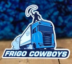 Blau-weier Scandi Aufkleber: LKW mit Cowboy und Lasso, Schneeflocke auf Anhnger und "FRIGO COWBOYS" Schriftzug.