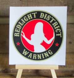 Runder Scandi Aufkleber: Roter Kreis mit weier Frauensilhouette, umgeben von schwarzem Ring mit goldfarbenem Text 