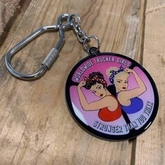 Runder pinker Schlsselanhnger mit Metallring. Zeigt zwei Trucker-Frauen und den Text 