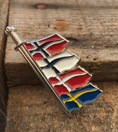 Scandi Pin mit mehreren skandinavischen Flaggen (Norwegen, Finnland, Dnemark, Schweden) auf Holz.