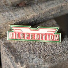 Scandi Pin Bilspedition: Goldgerahmter Pin mit rotem Feld, weiem 