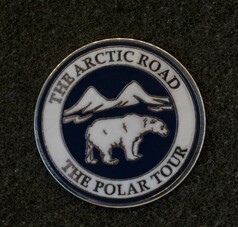 Runder Scandi Pin Arctic Road in Blau und Wei mit Eisbr, Bergen und dem Schriftzug 
