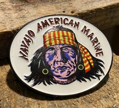 Ovaler Scandi Pin mit weiem Hintergrund und farbigem Portrt eines indigenen Mannes. Text: Navajo American Marine.