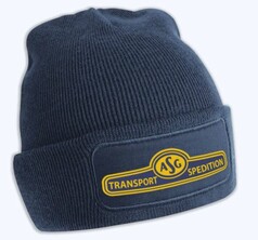 Dunkelblaue Strickmtze mit gelbem ASG Transport Spedition Logo auf einem aufgenhten Patch.