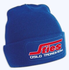 Blaue Strickmtze mit Sties Logo und Schriftzug Oslo Trondheim.