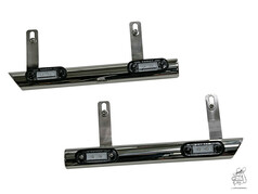 Zwei glnzende, abgeschrgte Trrohre aus Metall mit integrierten LED-Leuchten und Haltern.