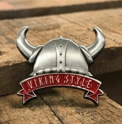 Silberfarbener Scandi Pin in Form eines Wikingerhelms mit Hrnern und rotem Banner mit der Aufschrift "VIKING STYLE".