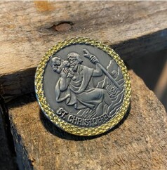 Runder Scandi Pin St. Christoffel mit goldfarbenem Rand, zeigt den Heiligen mit Kind und Text 