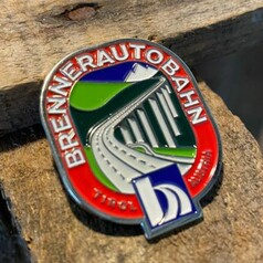 Farbiger Scandi Pin Brenner aus Metall mit Berglandschaft, Autobahn und den Schriftzgen BRENNERAUTOBAHN, TIROL, AUSTRIA.