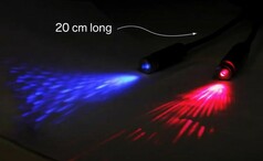 Zwei schwarze Ledson Sternprojektoren mit ca. 20 cm langem Arm, projizieren blaues und rotes Sternenlicht.