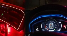 Ledson Glowstrips in Rot und Blau, installiert als dezente Innenbeleuchtung im Armaturenbrett und der Mittelkonsole eines Autos.