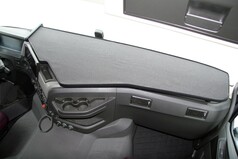 Groer, durchgehender Tisch in Dunkelgrau mit strukturierter Oberflche, montiert auf dem Armaturenbrett eines LKW.