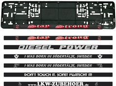 Schwarze Kennzeichenhalterung mit mehreren schwarzen Aufklebern fr die Vertiefung, mit weien und roten Texten.
