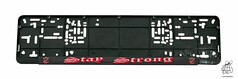 Schwarzer Kennzeichenhalter mit dem roten und weien Aufkleber "Stay Strong".