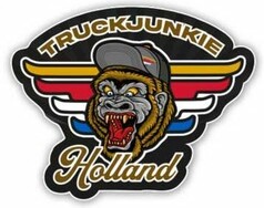 Schwarzer Aufkleber: Aggressiver Gorilla mit Kappe, bunten Flgeln und TRUCKJUNKIE Holland Schriftzug.