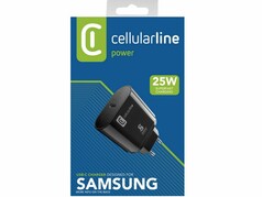 Schwarzes cellularline 25W USB-C Ladenetzteil fr Samsung in blauer Produktverpackung.