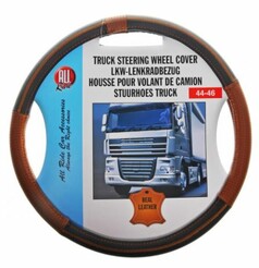 Brauner und schwarzer Lenkradschoner aus Echtleder auf seiner Produktverpackung mit LKW-Abbildung und Grenangabe 44-46.