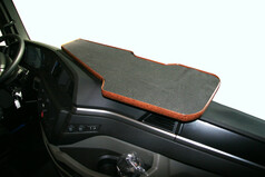 Fahrertisch mit Carbon-Optik und Holzrand, passend fr MAN TGX, auf Armaturenbrett.