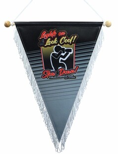 Schwarzer Wimpel mit grauen Streifen und weien Fransen. Motiv: Truckspotter-Silhouette, Text Slow Down! und Lights on & Look Cool!.