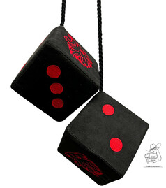 Hngende schwarze Wrfel aus Alkantara-Art mit roten gestickten Punkten und Lwenkpfen.