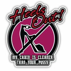 Runder Aufkleber "Heels Out!" mit High Heel und Besen-Symbol in Magenta, Schwarz und Wei.