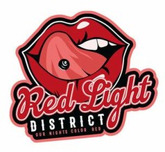 Aufkleber mit roten Lippen, herausgestreckter Zunge mit Piercing und dem Schriftzug "Red Light District" in Rot, Schwarz und Wei.