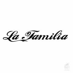 Schwarzer geplotteter Aufkleber mit dem Schriftzug "La Familia" in geschwungener Schrift.