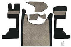 Mehrere beige und schwarze Kunstleder-Fumatten und Tunnelabdeckungen fr LKW.