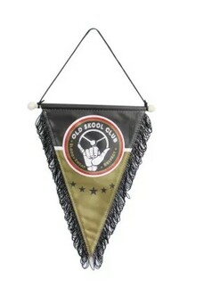 Dreieckiger Wimpel Old Skool Club in Schwarz und Olivgrn mit Fransen. Das Logo zeigt ein Lenkrad, ein Handzeichen und Sterne.