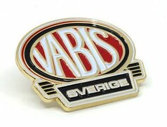 Goldfarbener Pin mit ovalem VABIS-Logo in Rot-Wei und rechteckigem SVERIGE-Schriftzug in Schwarz-Wei.