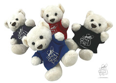 Mehrere cremefarbene Plschbren Moritz mit blauen, roten und schwarzen T-Shirts mit "Autohof Berg" Aufdruck.