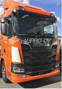 Frontansicht eines orangefarbenen Scania LKW mit weiem Windabweiser am Khlergrill. SCANIA R 650.